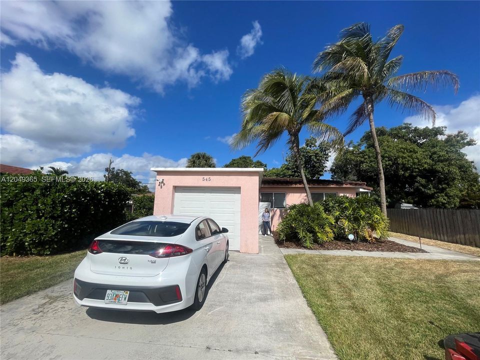 For Rent: $2,700 (1 beds, 1 baths, 871 Square Feet)