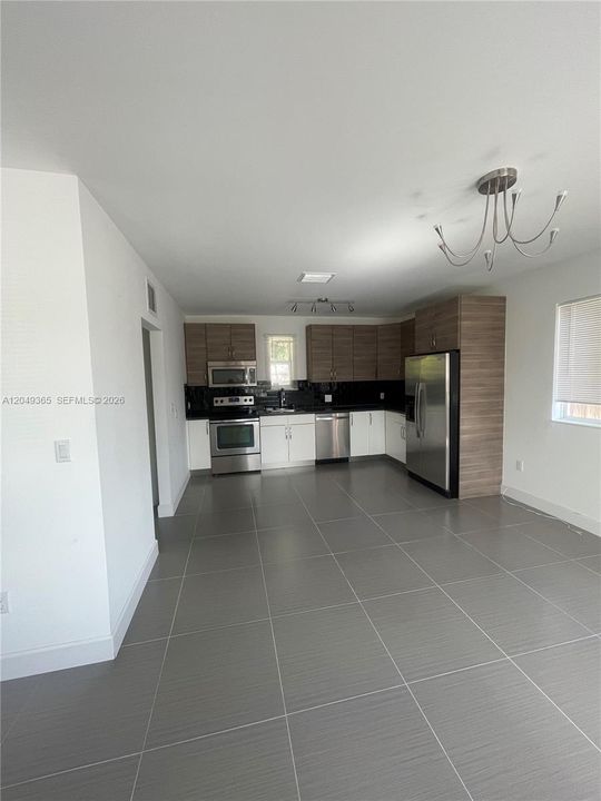 For Rent: $2,700 (1 beds, 1 baths, 871 Square Feet)