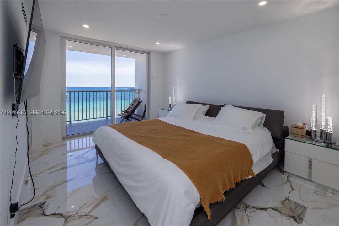 For Sale: $450,000 (1 beds, 1 baths, 820 Square Feet)