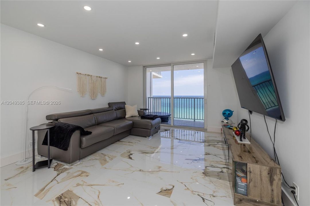 For Sale: $450,000 (1 beds, 1 baths, 820 Square Feet)