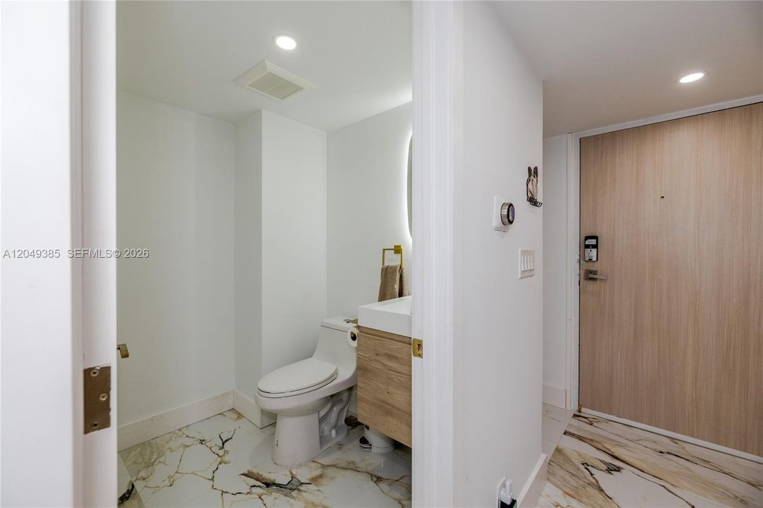 For Sale: $450,000 (1 beds, 1 baths, 820 Square Feet)