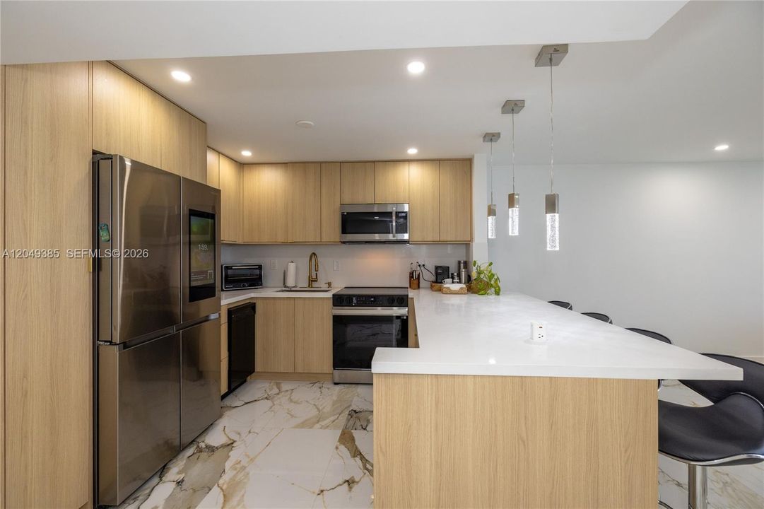 For Sale: $450,000 (1 beds, 1 baths, 820 Square Feet)