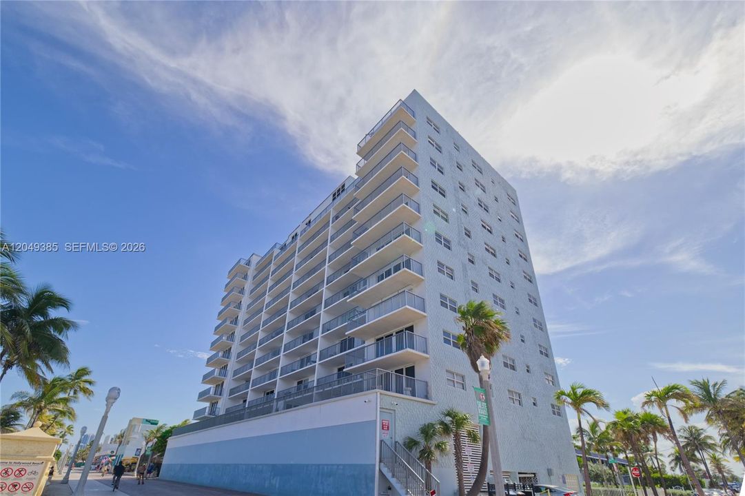 For Sale: $450,000 (1 beds, 1 baths, 820 Square Feet)