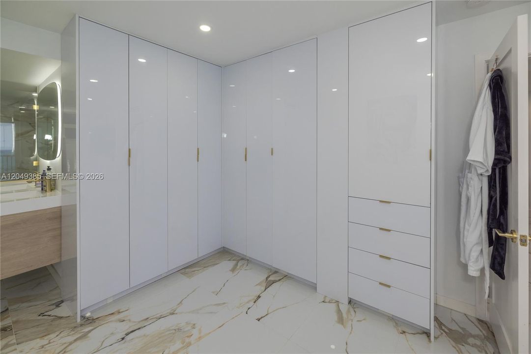 For Sale: $450,000 (1 beds, 1 baths, 820 Square Feet)