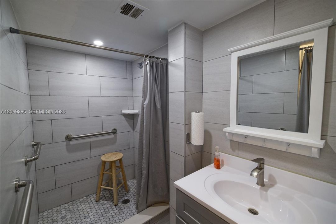 For Sale: $450,000 (1 beds, 1 baths, 820 Square Feet)