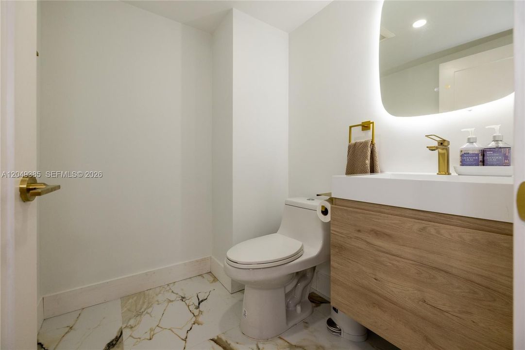 For Sale: $450,000 (1 beds, 1 baths, 820 Square Feet)