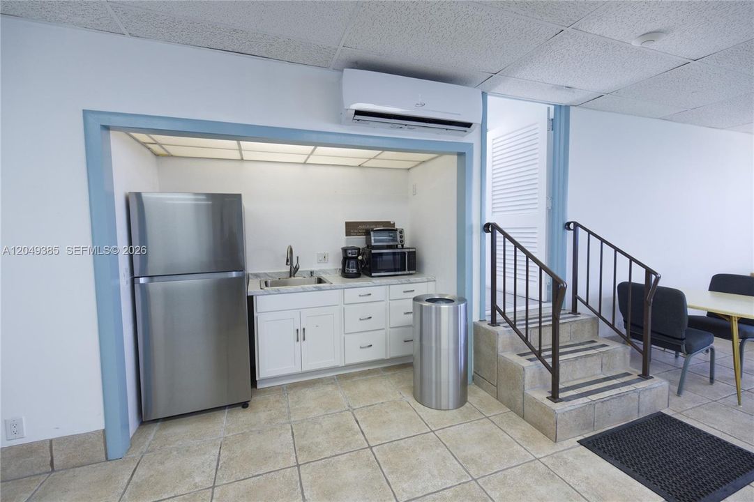 For Sale: $450,000 (1 beds, 1 baths, 820 Square Feet)
