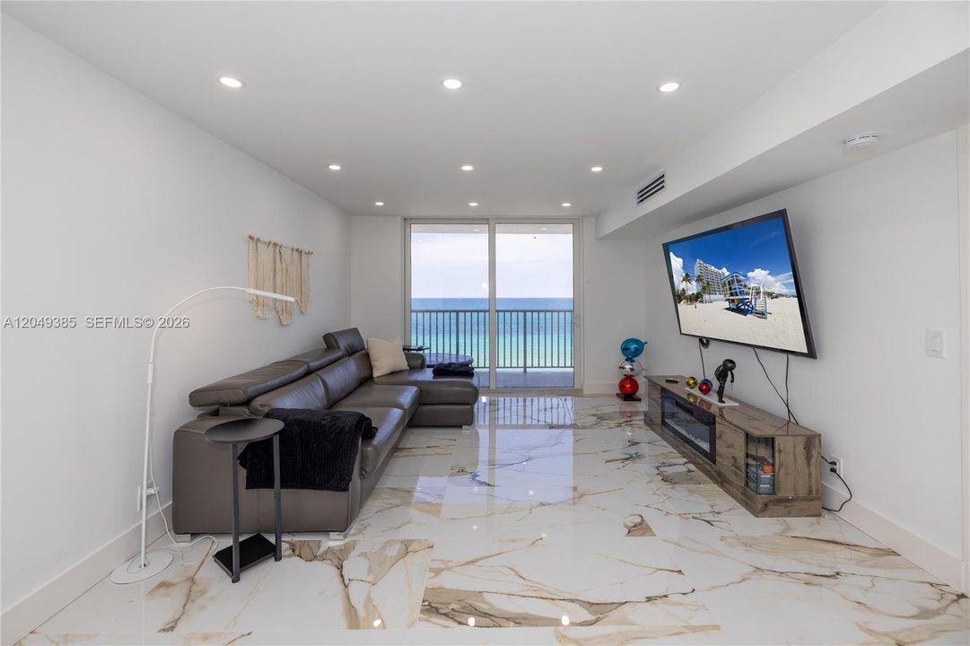 For Sale: $450,000 (1 beds, 1 baths, 820 Square Feet)