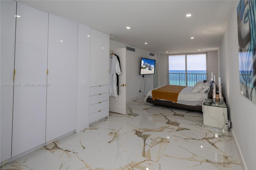 For Sale: $450,000 (1 beds, 1 baths, 820 Square Feet)