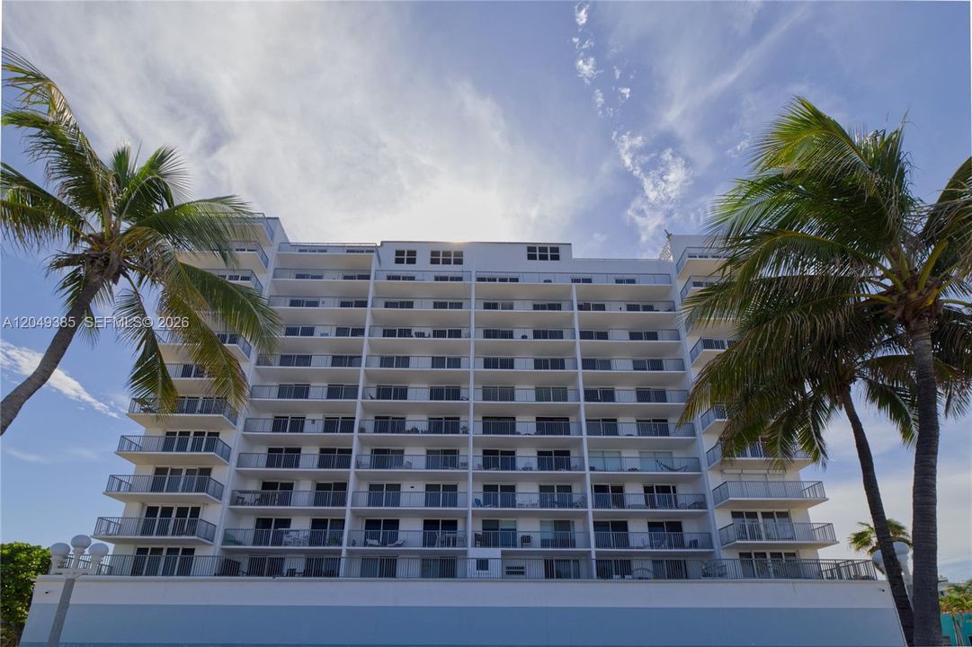 For Sale: $450,000 (1 beds, 1 baths, 820 Square Feet)