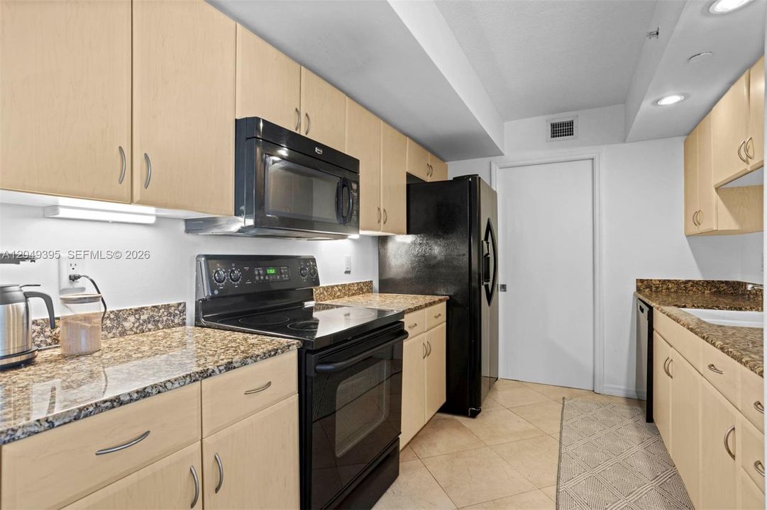 For Rent: $3,200 (1 beds, 1 baths, 808 Square Feet)