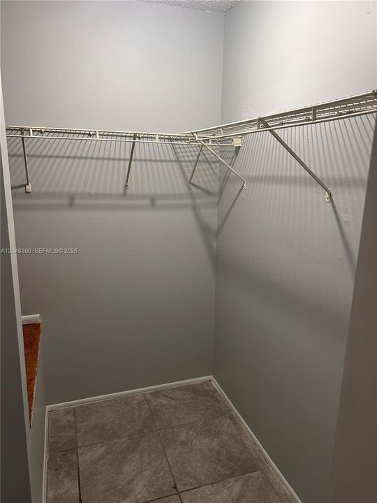 For Rent: $1,950 (2 beds, 1 baths, 876 Square Feet)