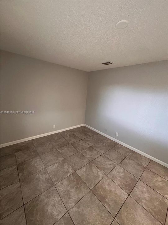 For Rent: $1,950 (2 beds, 1 baths, 876 Square Feet)