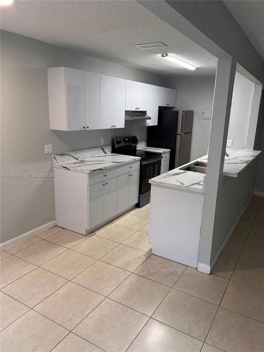 For Rent: $1,950 (2 beds, 1 baths, 876 Square Feet)