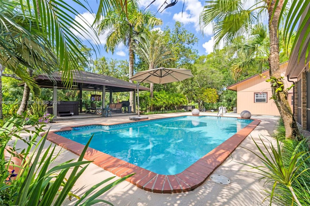 En Venta: $1,100,000 (4 camas, 2 baños, 2082 Pies cuadrados)