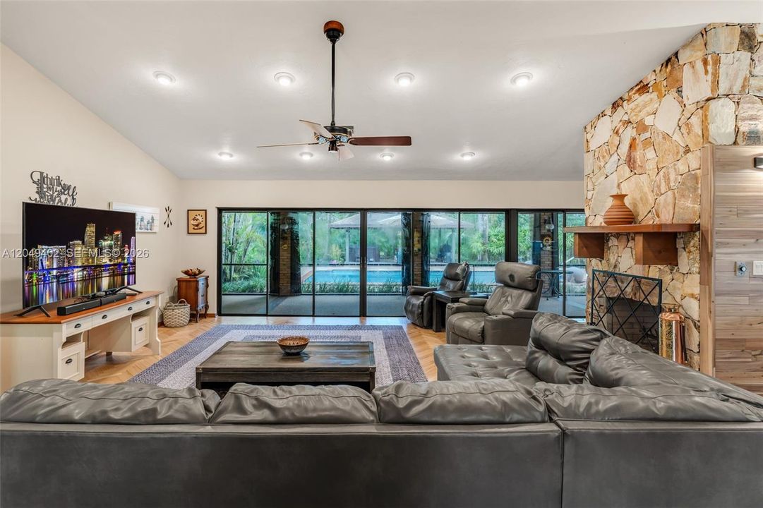 En Venta: $1,100,000 (4 camas, 2 baños, 2082 Pies cuadrados)