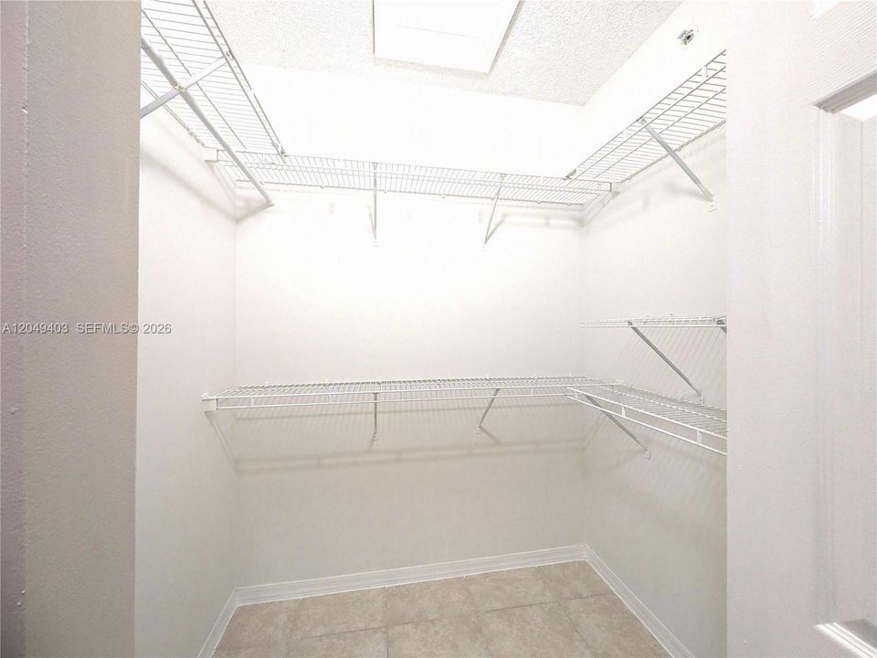 Walk-In closet Master Bed