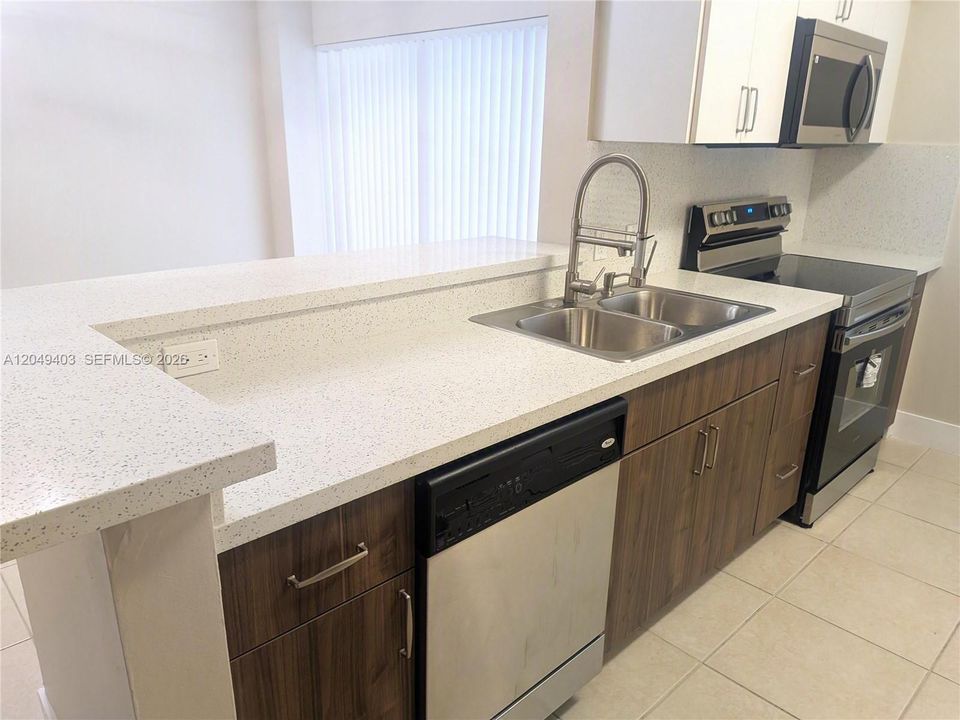 For Rent: $2,300 (2 beds, 2 baths, 1091 Square Feet)