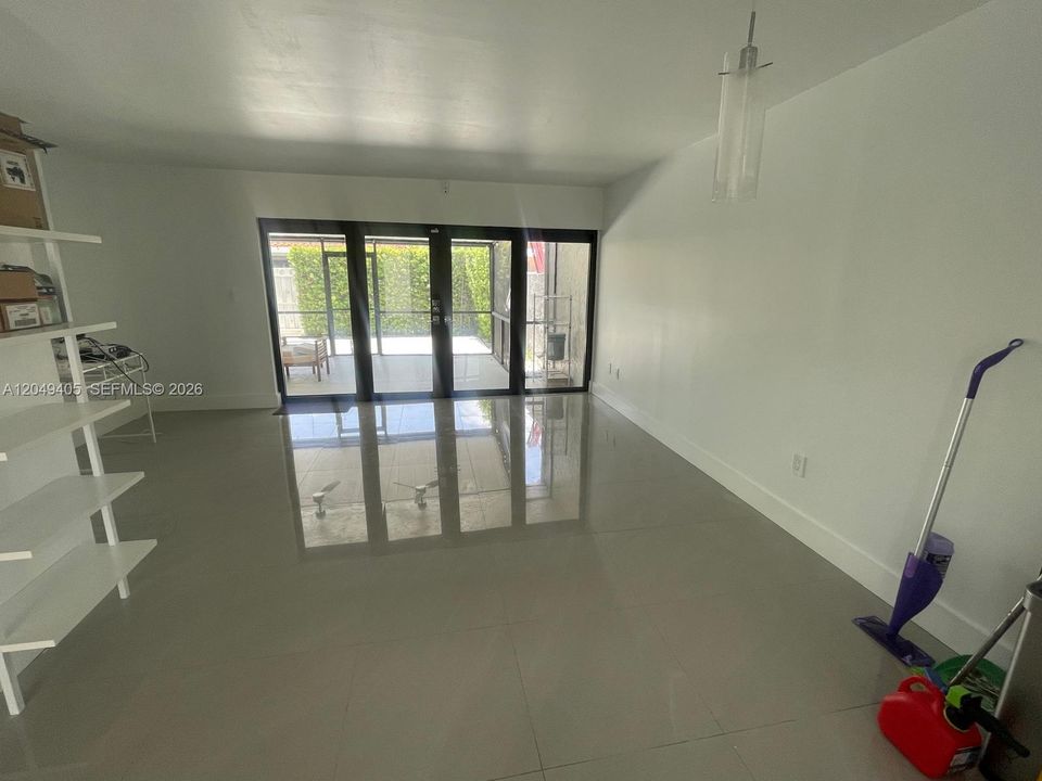 For Rent: $2,900 (2 beds, 1 baths, 1038 Square Feet)