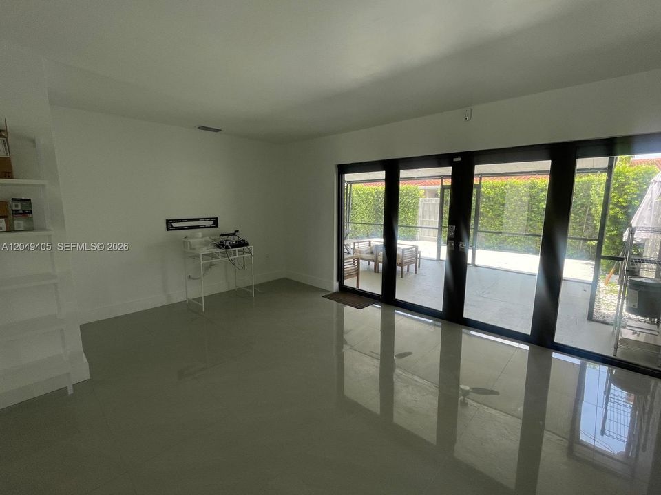 For Rent: $2,900 (2 beds, 1 baths, 1038 Square Feet)