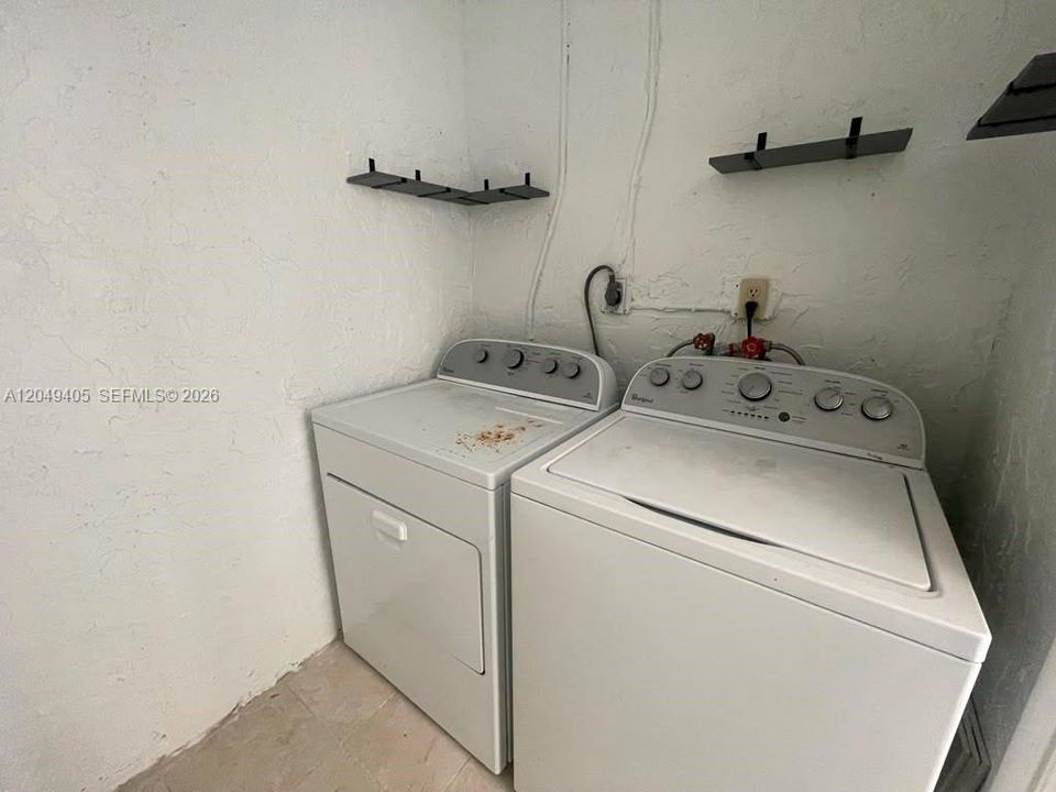 For Rent: $2,900 (2 beds, 1 baths, 1038 Square Feet)