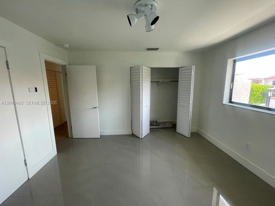 For Rent: $2,900 (2 beds, 1 baths, 1038 Square Feet)