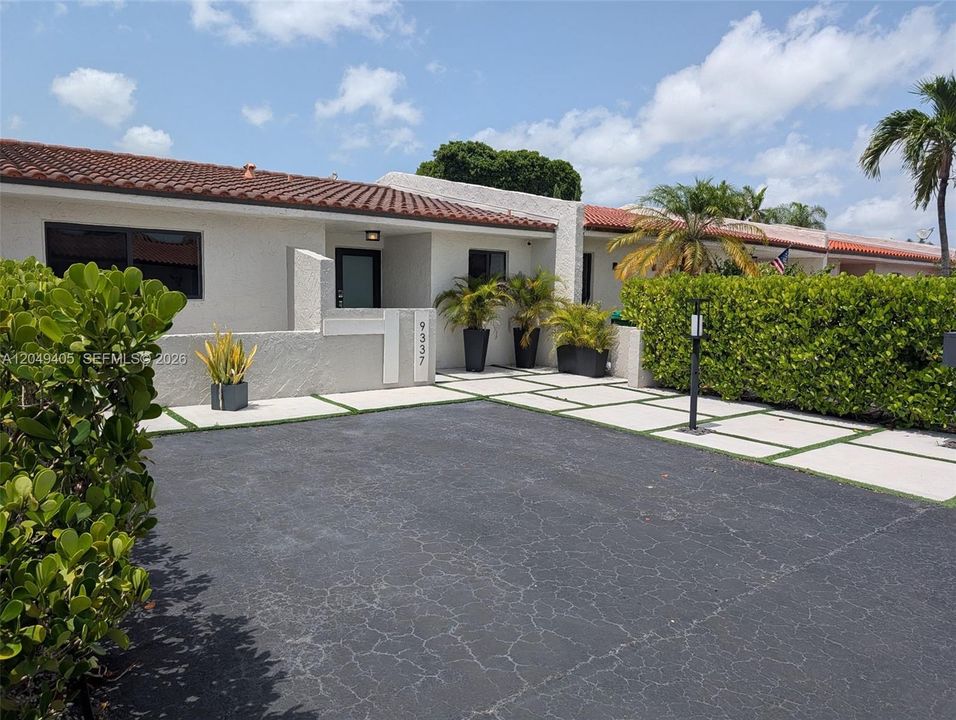 For Rent: $2,900 (2 beds, 1 baths, 1038 Square Feet)