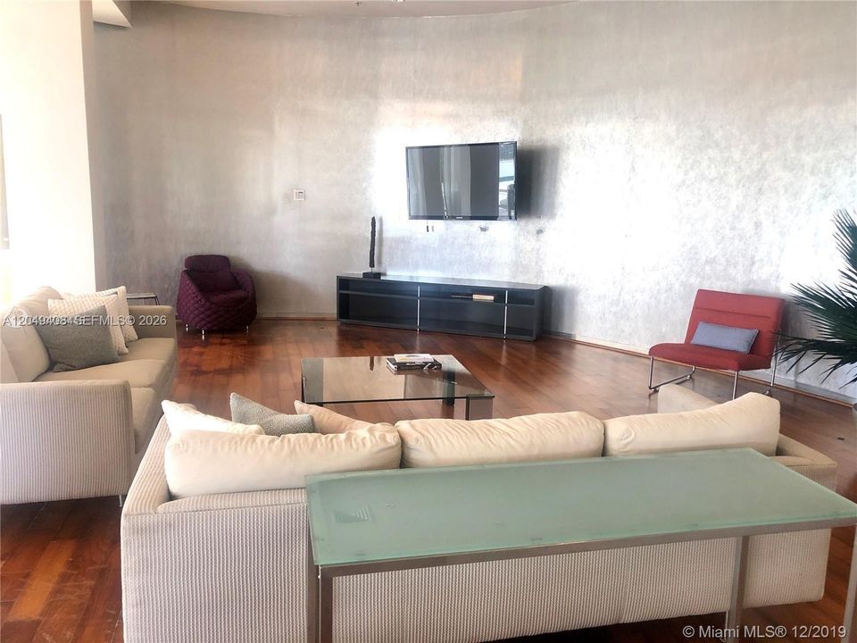 For Rent: $4,100 (2 beds, 2 baths, 1056 Square Feet)