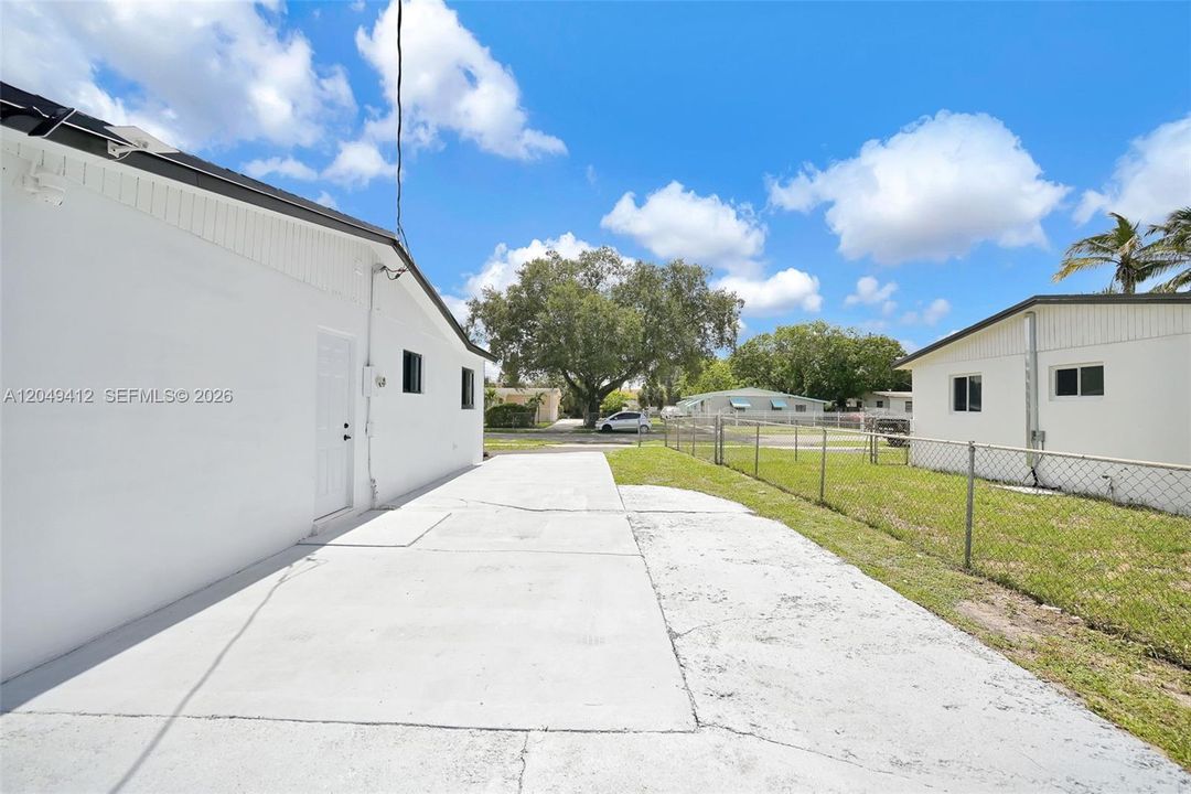 For Sale: $595,000 (4 beds, 2 baths, 1270 Square Feet)