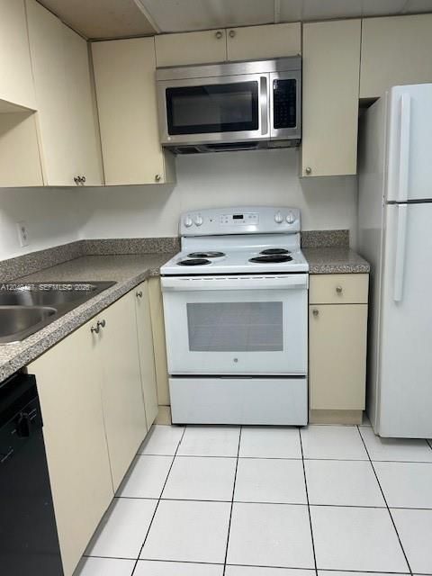 For Rent: $2,300 (2 beds, 2 baths, 850 Square Feet)