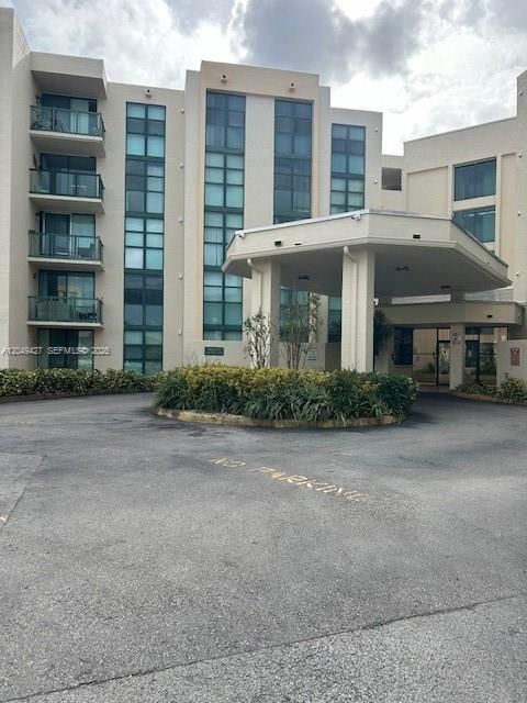 For Rent: $2,300 (2 beds, 2 baths, 850 Square Feet)