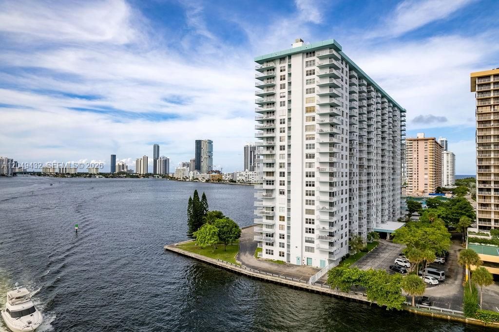 For Sale: $415,000 (2 beds, 2 baths, 1104 Square Feet)
