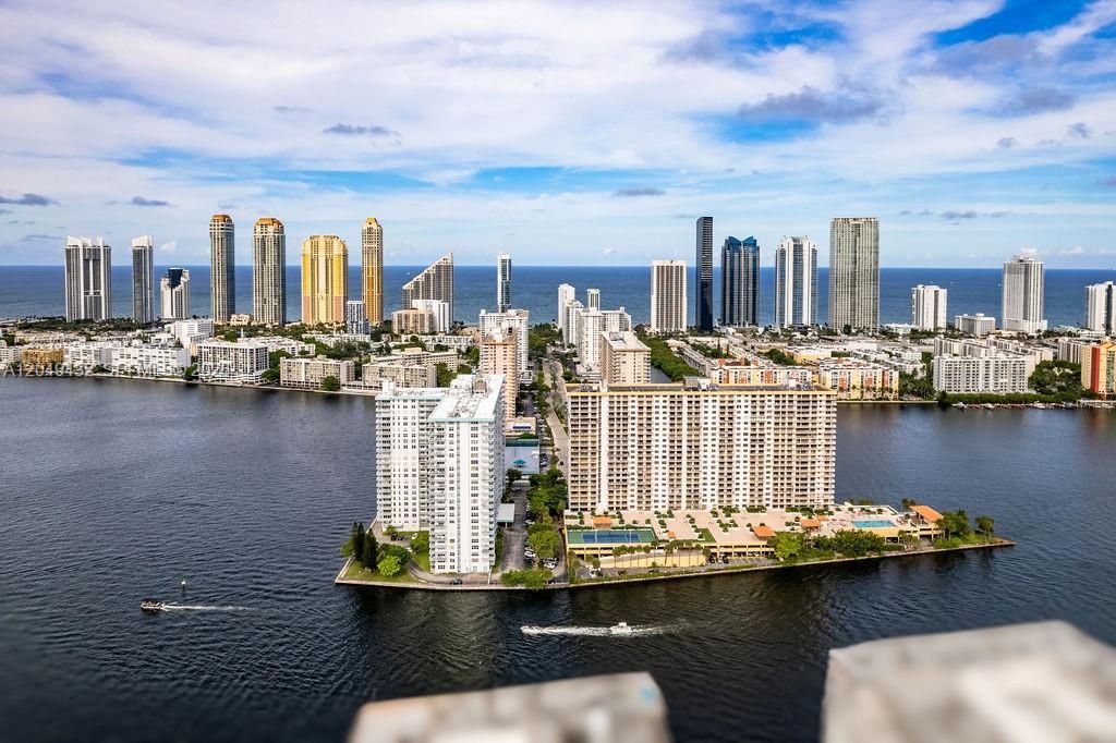 For Sale: $415,000 (2 beds, 2 baths, 1104 Square Feet)