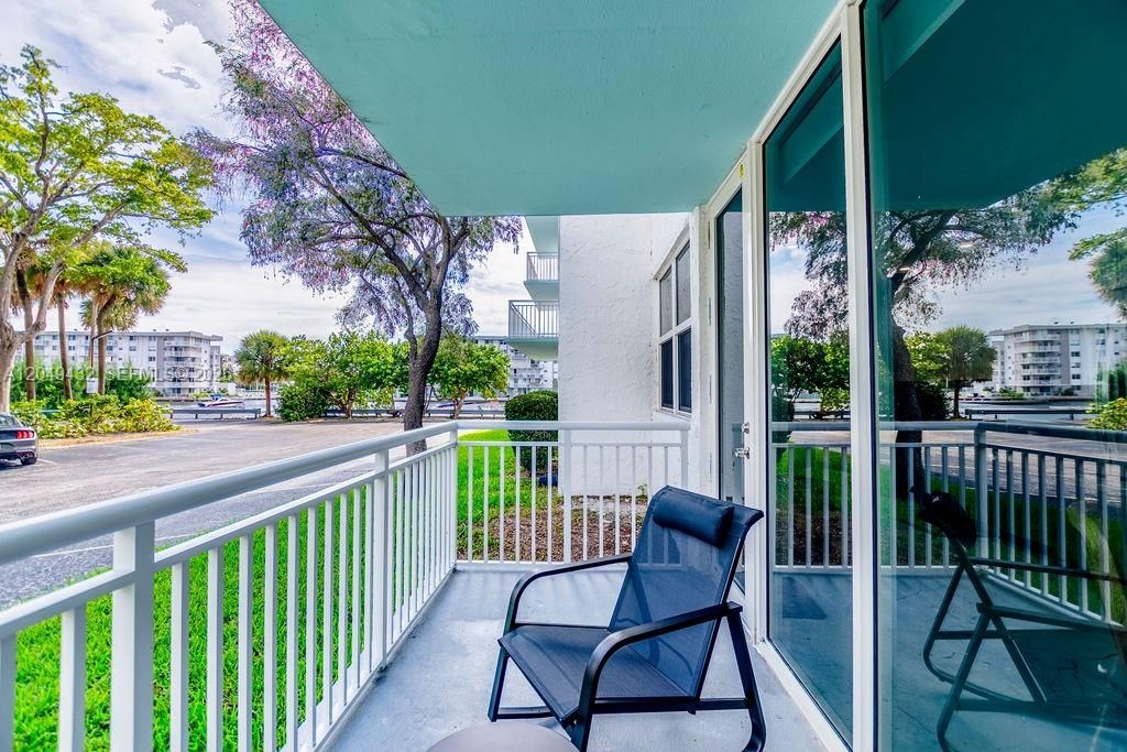 For Sale: $415,000 (2 beds, 2 baths, 1104 Square Feet)