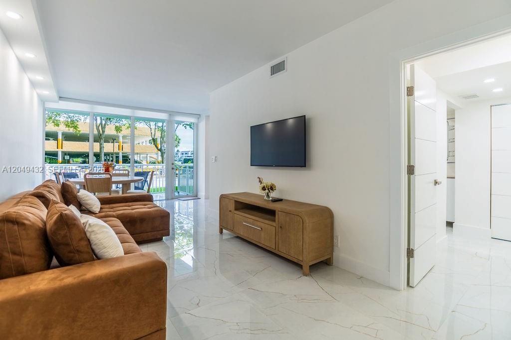 For Sale: $415,000 (2 beds, 2 baths, 1104 Square Feet)