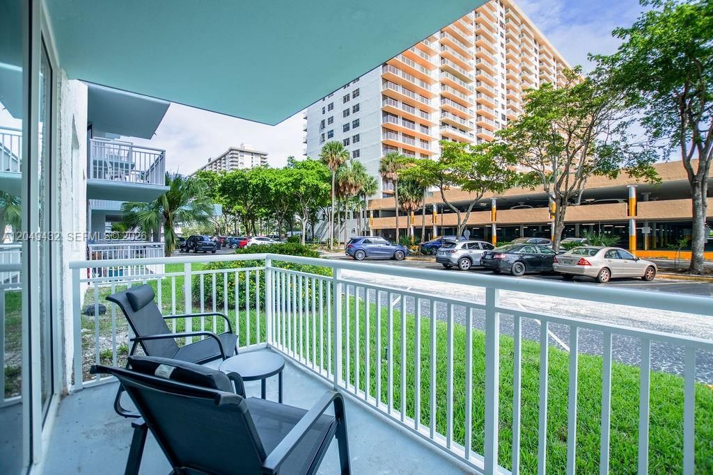 For Sale: $415,000 (2 beds, 2 baths, 1104 Square Feet)