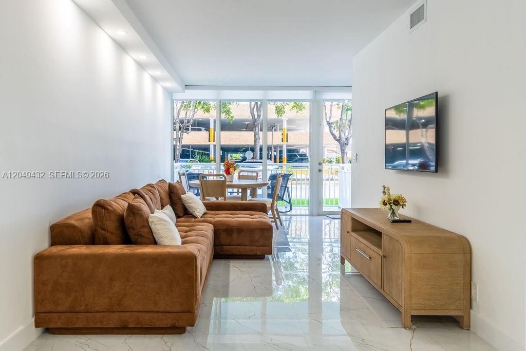 For Sale: $415,000 (2 beds, 2 baths, 1104 Square Feet)