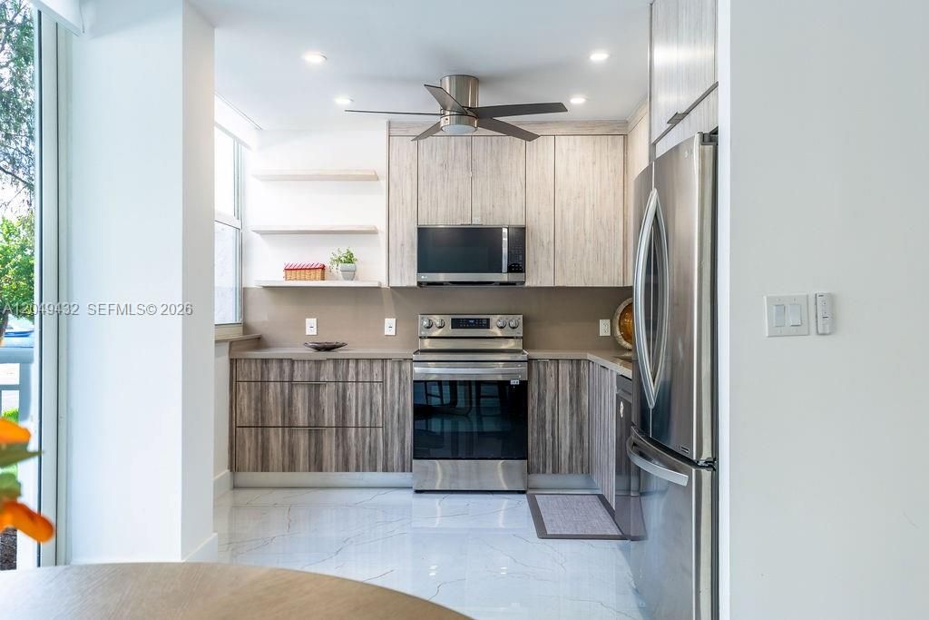 For Sale: $415,000 (2 beds, 2 baths, 1104 Square Feet)