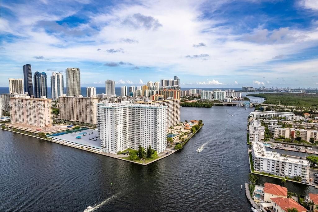 For Sale: $415,000 (2 beds, 2 baths, 1104 Square Feet)