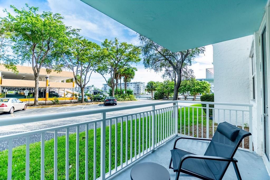 For Sale: $415,000 (2 beds, 2 baths, 1104 Square Feet)