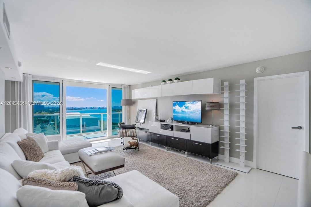 For Rent: $3,800 (2 beds, 2 baths, 1357 Square Feet)
