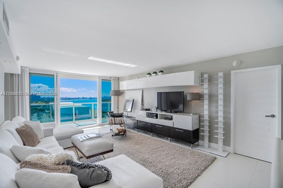 For Rent: $3,800 (2 beds, 2 baths, 1357 Square Feet)
