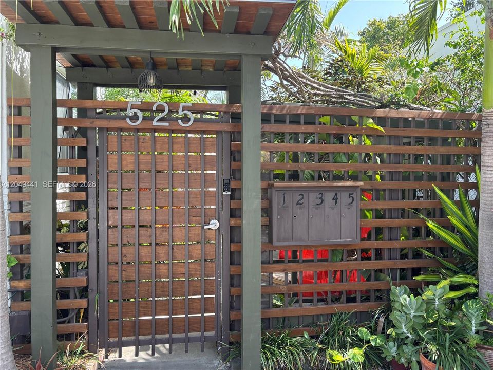 For Rent: $2,100 (1 beds, 1 baths, 557 Square Feet)