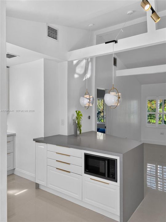 For Rent: $2,100 (1 beds, 1 baths, 557 Square Feet)