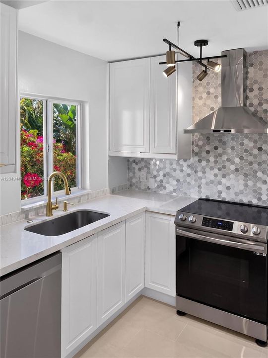 For Rent: $2,100 (1 beds, 1 baths, 557 Square Feet)
