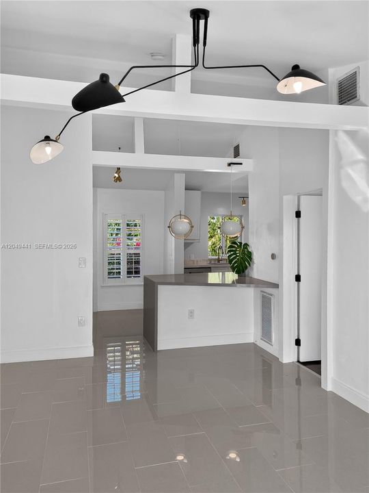 For Rent: $2,100 (1 beds, 1 baths, 557 Square Feet)