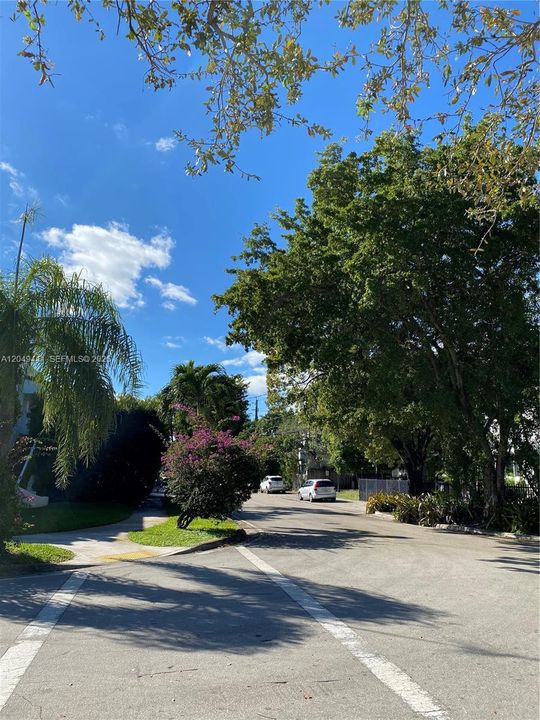 For Rent: $2,100 (1 beds, 1 baths, 557 Square Feet)