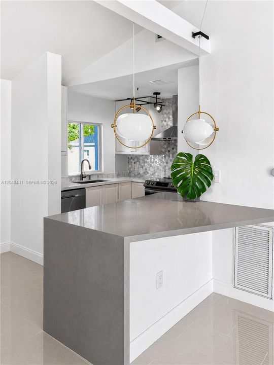 For Rent: $2,100 (1 beds, 1 baths, 557 Square Feet)