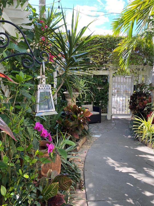 For Rent: $2,100 (1 beds, 1 baths, 557 Square Feet)