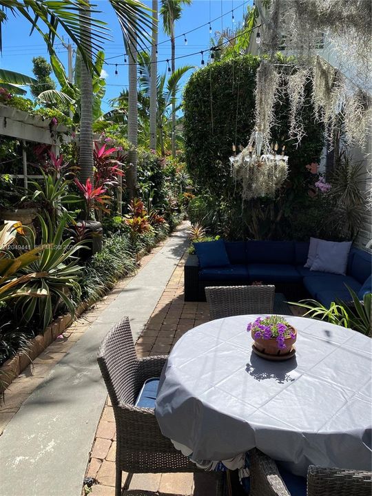 For Rent: $2,100 (1 beds, 1 baths, 557 Square Feet)